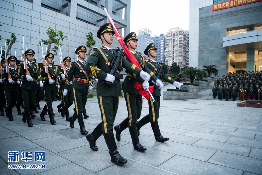 解放军驻澳门部队举行升旗仪式庆祝澳门回归祖国18周年