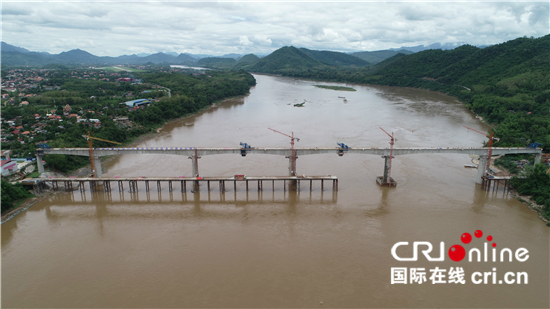 中老铁路跨湄公河特大桥首桥成功合龙
