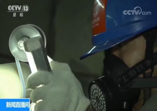 高温下的坚守|电力工人24小时在密闭隧道加紧工作 缓解用电压力