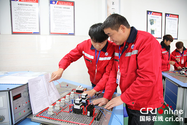 图片默认标题_fororder_电工班学员实践操作1--水电七局供图