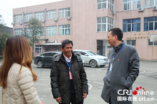 图片默认标题_fororder_高级技工学校校长黄建（右一）同学员交流--水电七局供图