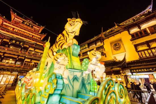 上海豫园年味浓!9米高生肖虎灯组矗立,非遗体验天天有 上海豫园年味浓!9米高生肖虎灯组矗立,非遗体验天天有