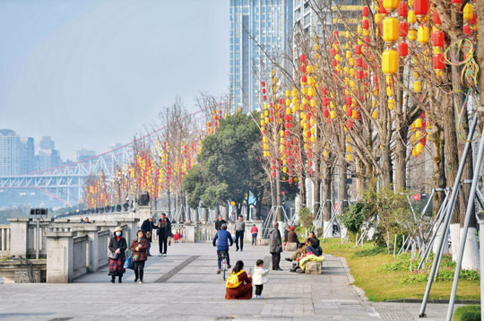 【城市远洋】重庆南岸：安装迎春灯饰 传递浓浓年味