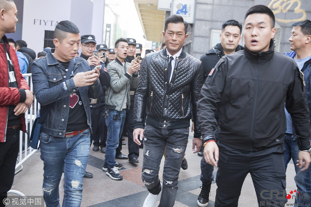 古天乐一身酷装成都捞金保镖前呼后应引围观