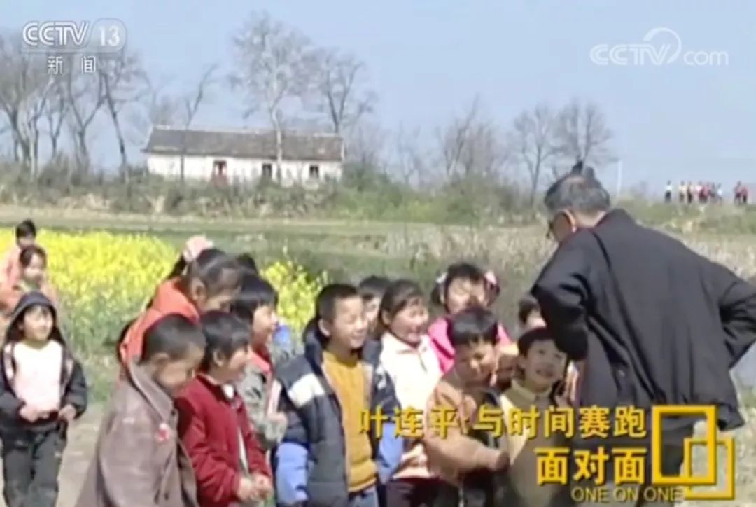 感动！92岁仍在给留守儿童补课 他希望“最后一口气是在讲台上呼