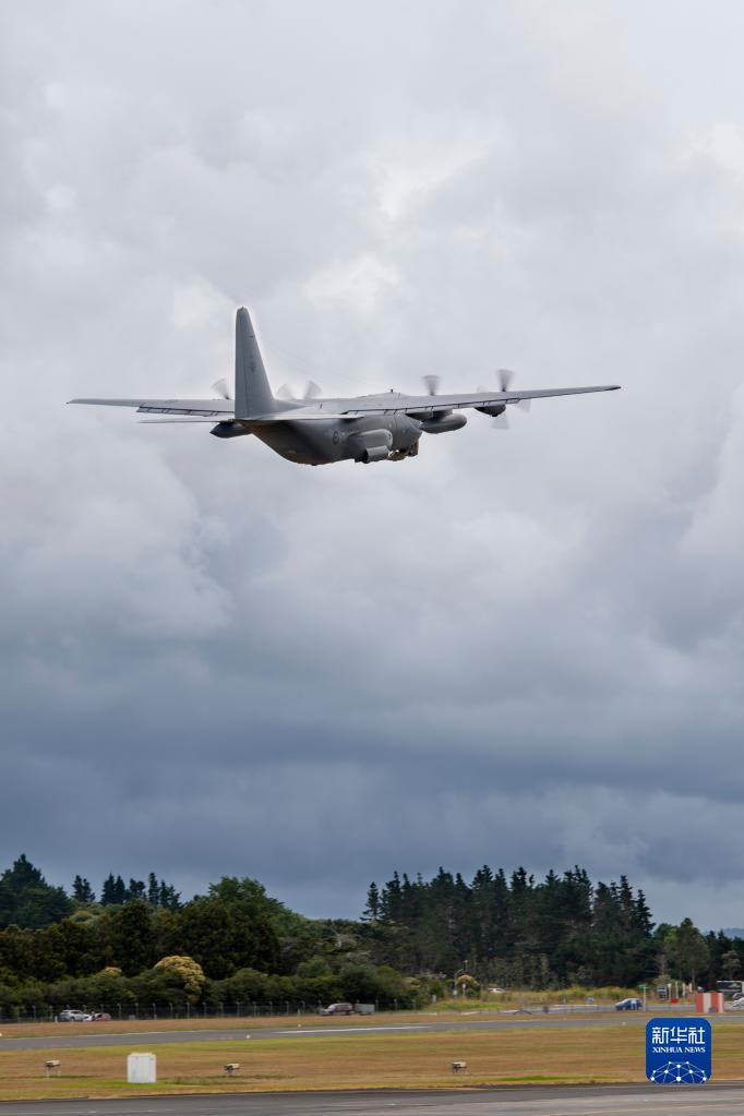新西兰空军运输机飞往汤加运送救援物资