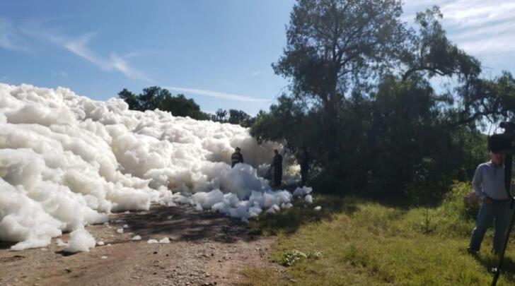 墨西哥惊现 “毒泡沫山” 一男子为自拍跌入其中身亡