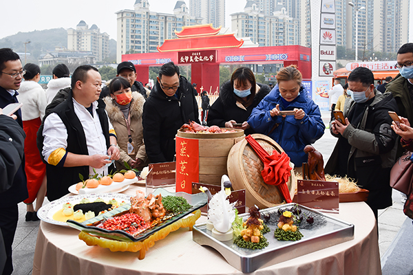 一味一城 品盐帮美食 自贡市盐帮美食文化节正式启动_fororder_5市民参观盐帮美食(摄影-赵丽)