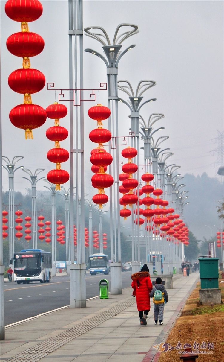 （转载）【图说】乐山：街头上“红装” 城区年味浓