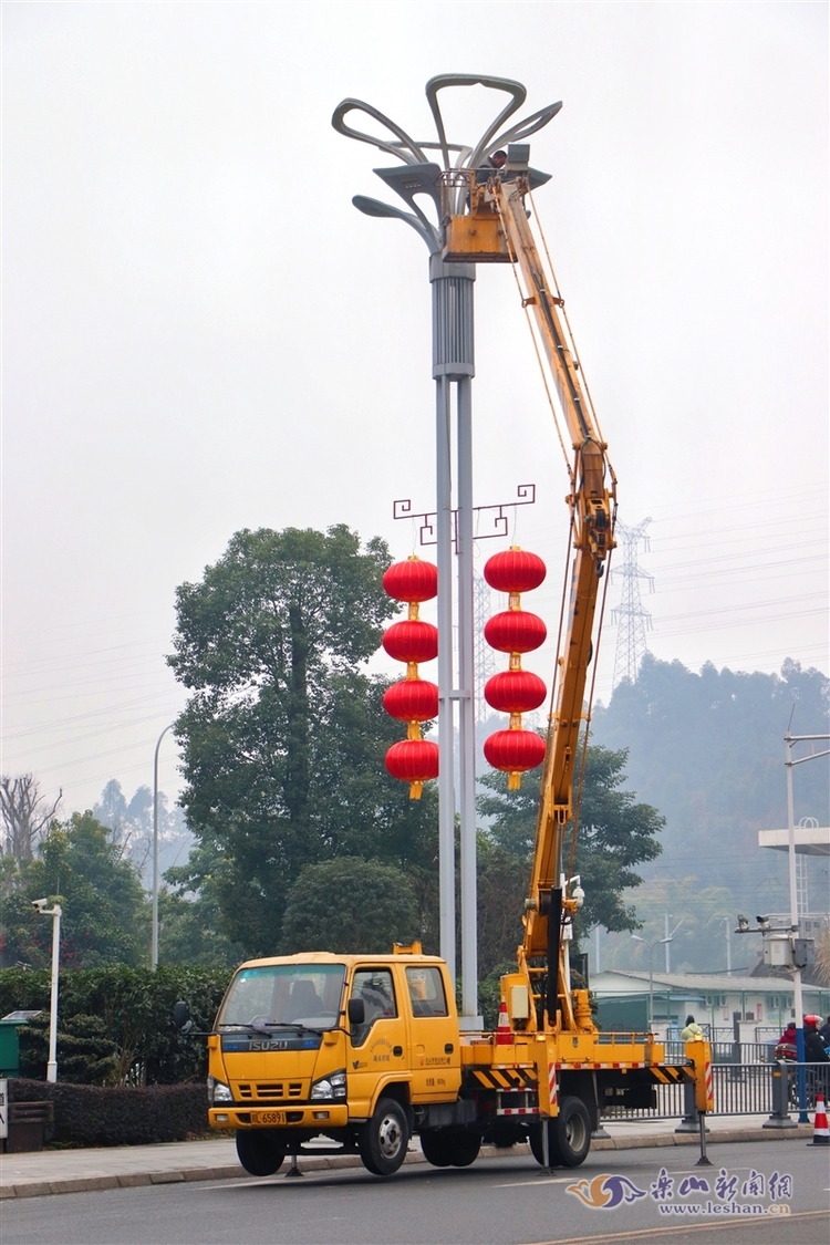 （转载）【图说】乐山：街头上“红装” 城区年味浓