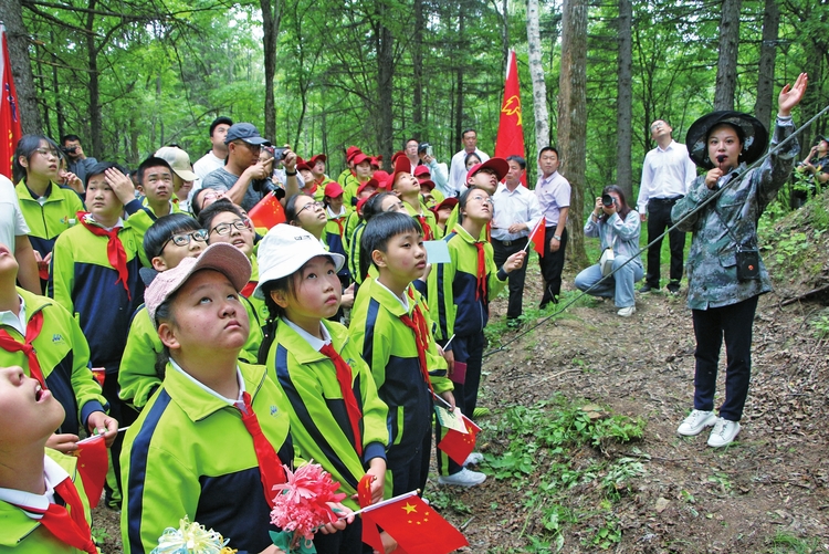 让爱国主义旗帜高高飘扬