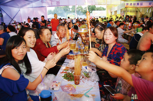 齐齐哈尔市民尽享烧烤文化节美食
