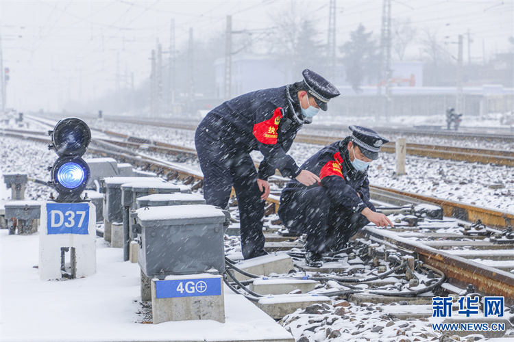 新春走基层|铁警护春运 雪中巡查