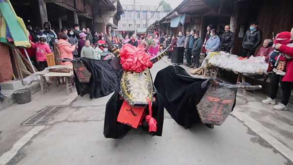眉山青神:“牛儿灯”巡街拜年 欢欢喜喜迎新春_fororder_“牛儿灯”巡街拜年-供图-青神县委宣传部(1)