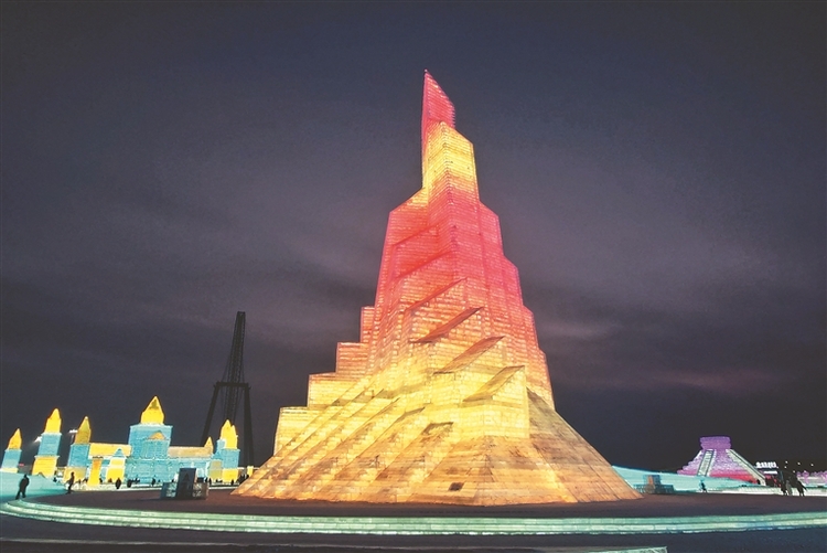 今冬来哈尔滨冰雪大世界看42米高的主塔圣火之巅