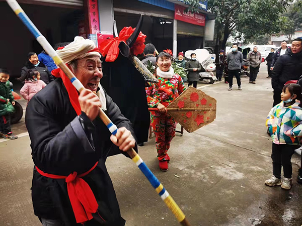 眉山青神:“牛儿灯”巡街拜年 欢欢喜喜迎新春_fororder_“牛儿灯”巡街拜年-供图-青神县委宣传部(3)