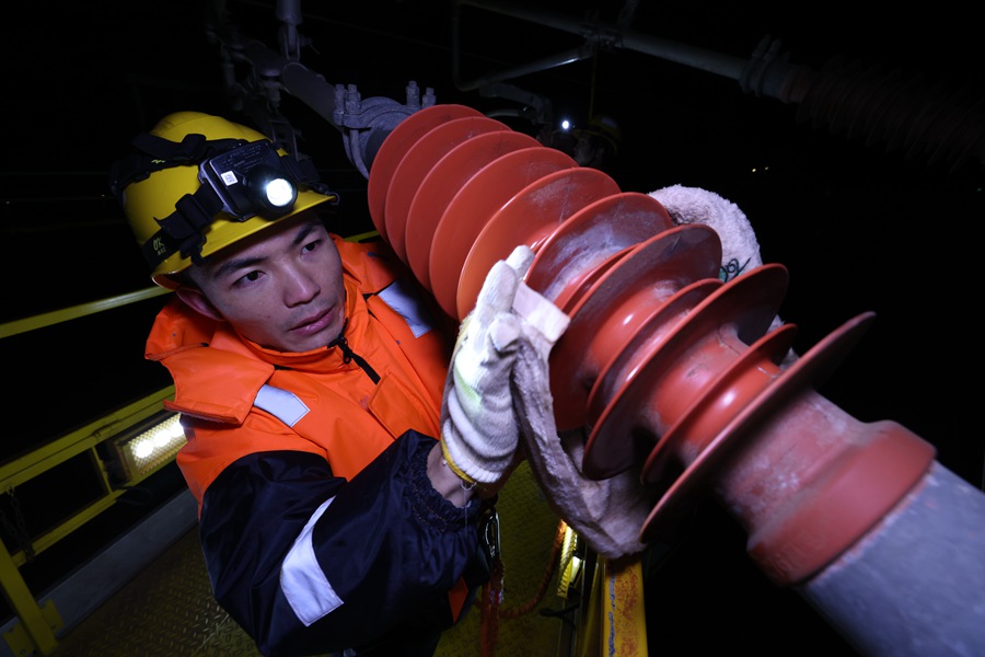 福建平潭:海上“蜘蛛侠”护航春运