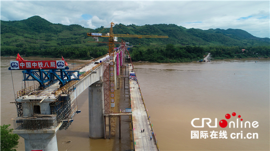 琅勃拉邦湄公河特大桥成功合龙 中老铁路建设取得重大进展