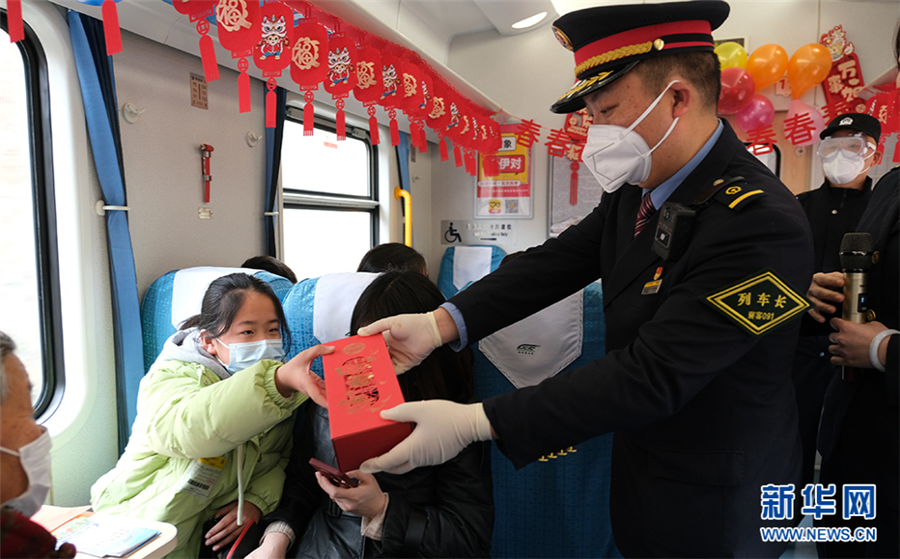 列车“春晚”温暖回家路_fororder_07