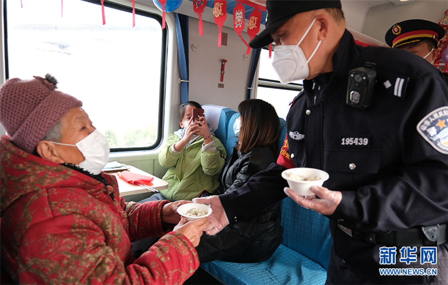 列车“春晚”温暖回家路_fororder_08