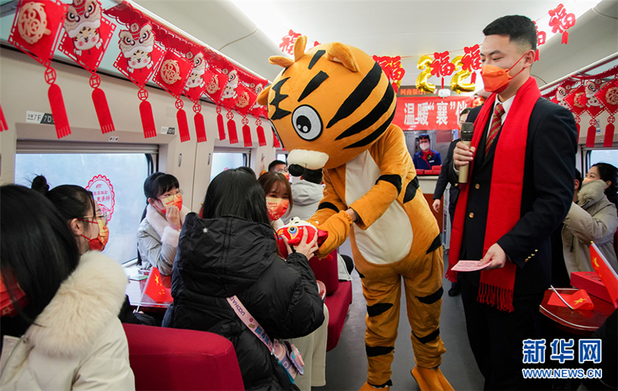 列车“春晚”温暖回家路_fororder_05