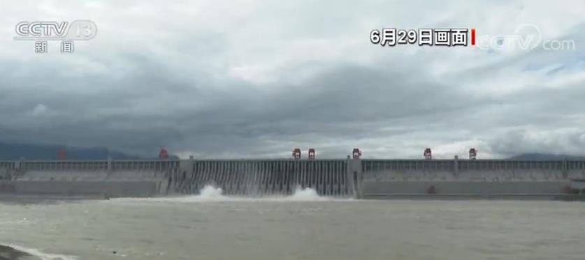 三峡大坝开启两个深孔加大下泄流量迎战汛情