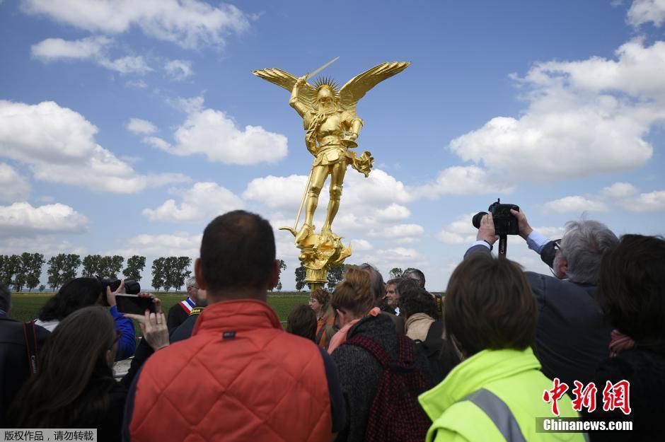 法国一雕塑受损后复原 “天使”坐飞机回教堂(组图)