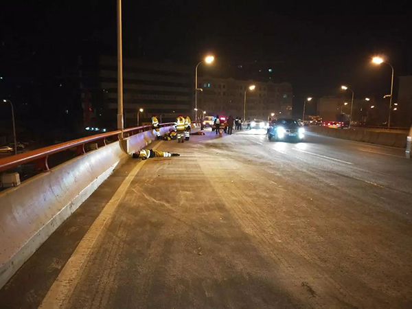 哈尔滨二环桥发生交通事故：致5名清雪工死亡2人受伤