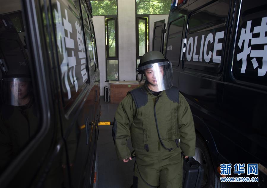 烈日下的排爆玫瑰