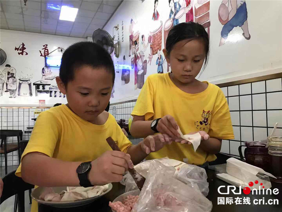 新中国印象——学习包馄饨