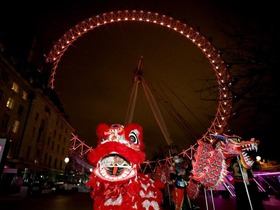 英国“伦敦眼”亮起中国红