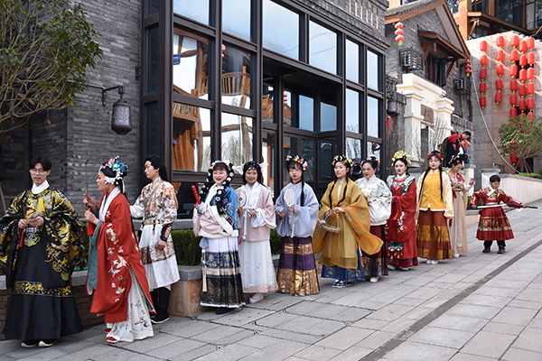 自贡传承汉服文化自流井老街汉服秀精彩上演