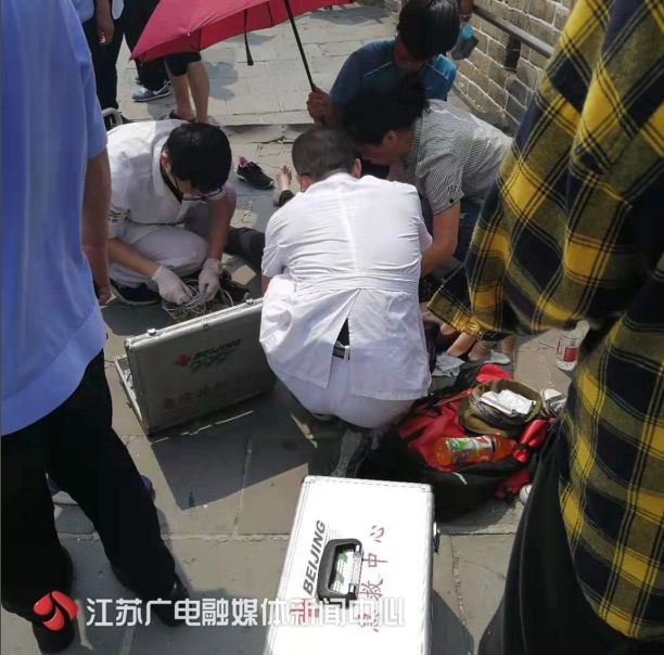 中国医生又出手了！这回是在长城上