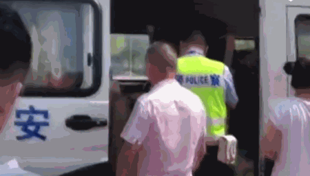 来，帮你擦擦汗！