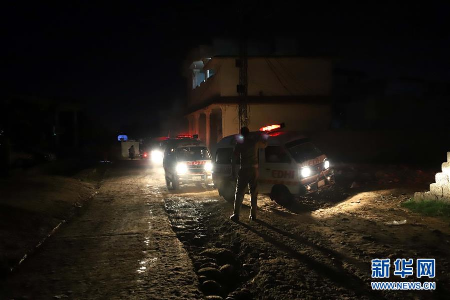 一架小型军用飞机在巴基斯坦坠毁已致17人死亡