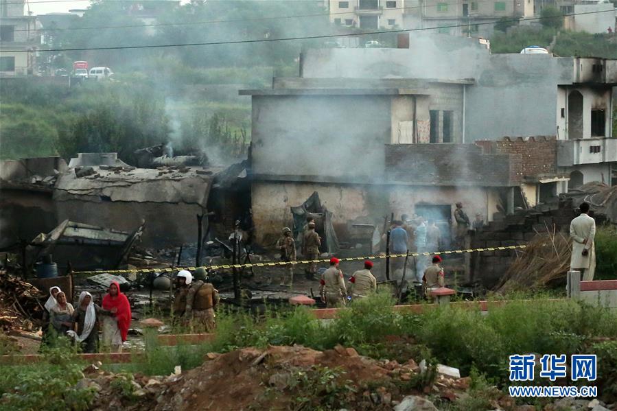 一架小型军用飞机在巴基斯坦坠毁已致17人死亡