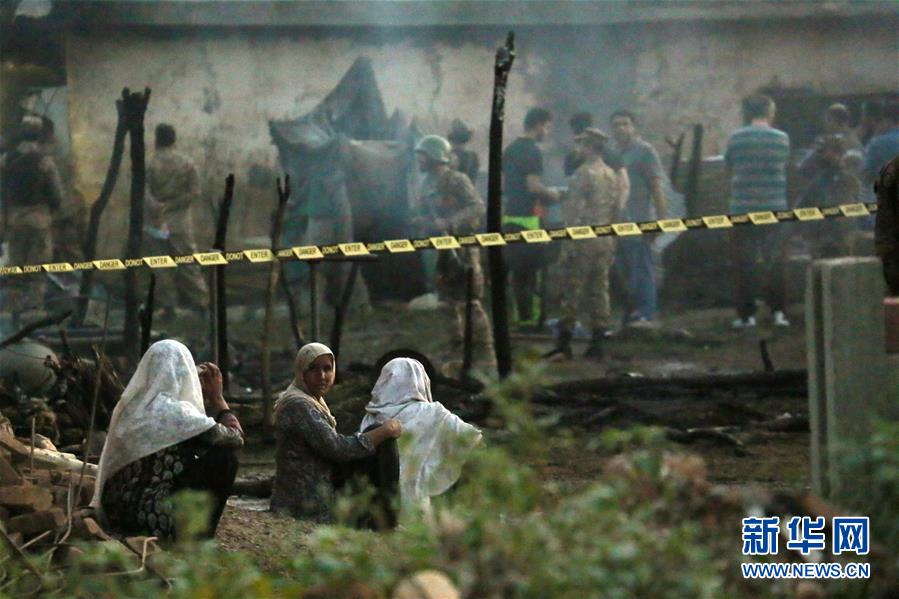 一架小型军用飞机在巴基斯坦坠毁已致17人死亡