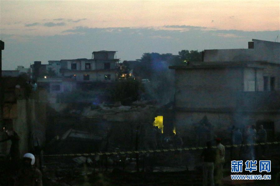 一架小型军用飞机在巴基斯坦坠毁已致17人死亡