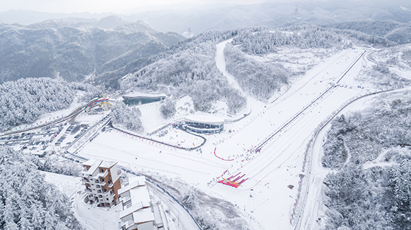 曾家山滑雪场国际在线四川消息:近日,大雪纷飞的广元市朝天区曾家山