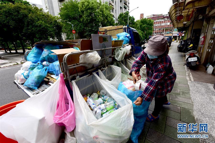 7月29日，工作人員在臺(tái)北市健康路進(jìn)行垃圾分類清理。新華社記者 朱祥 攝