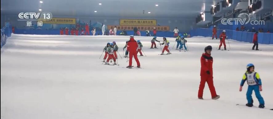 【春节假期看消费】冰雪消费热情高涨 冬奥周边成“新年货”