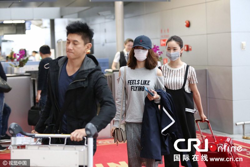 刘诗诗赴袁弘婚礼与闺蜜热聊 吴奇隆又当跟班