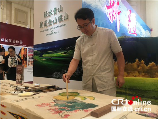 中国新疆多项国家级非遗技艺亮相北京 展示丰富多彩的民族文化
