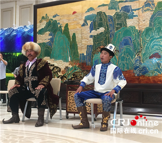 中国新疆多项国家级非遗技艺亮相北京 展示丰富多彩的民族文化