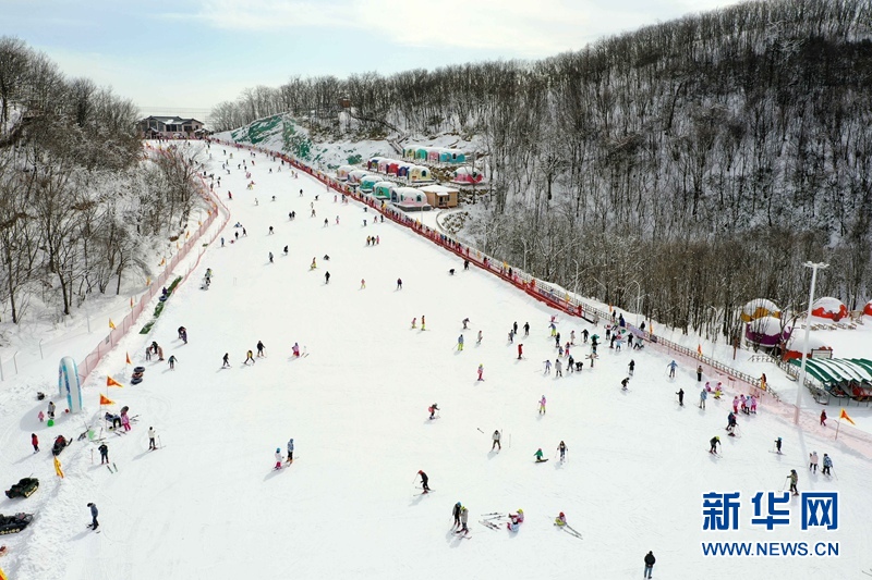 湖北保康：春节假期乐享冰雪运动