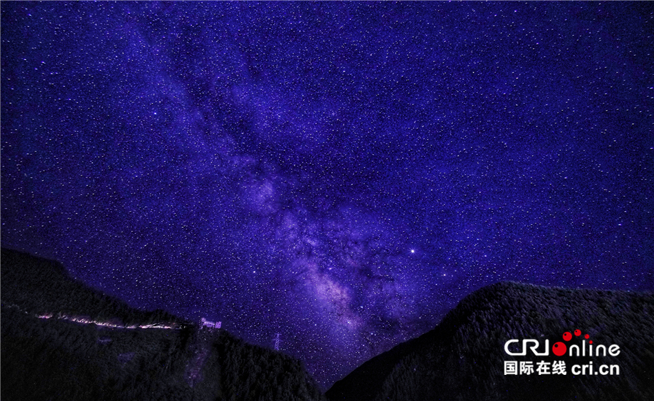 记者再走长征路：雪山星空