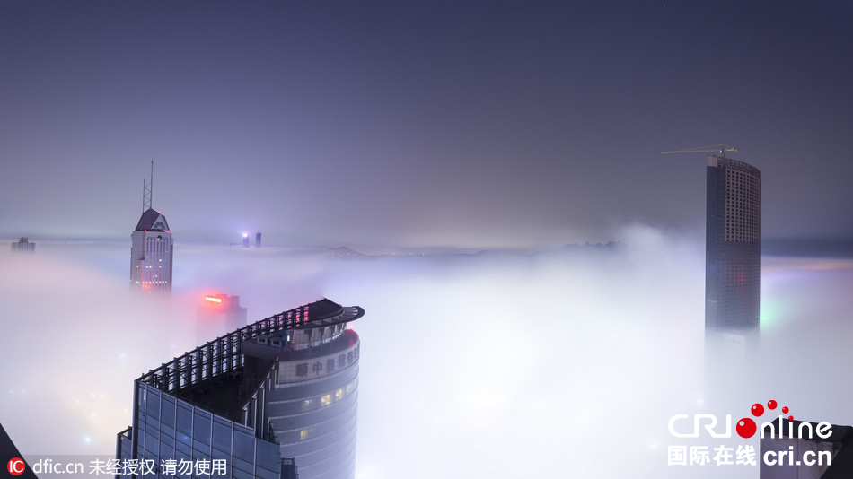 青岛现平流雾美景 城市夜景“颜值爆表”(组图)