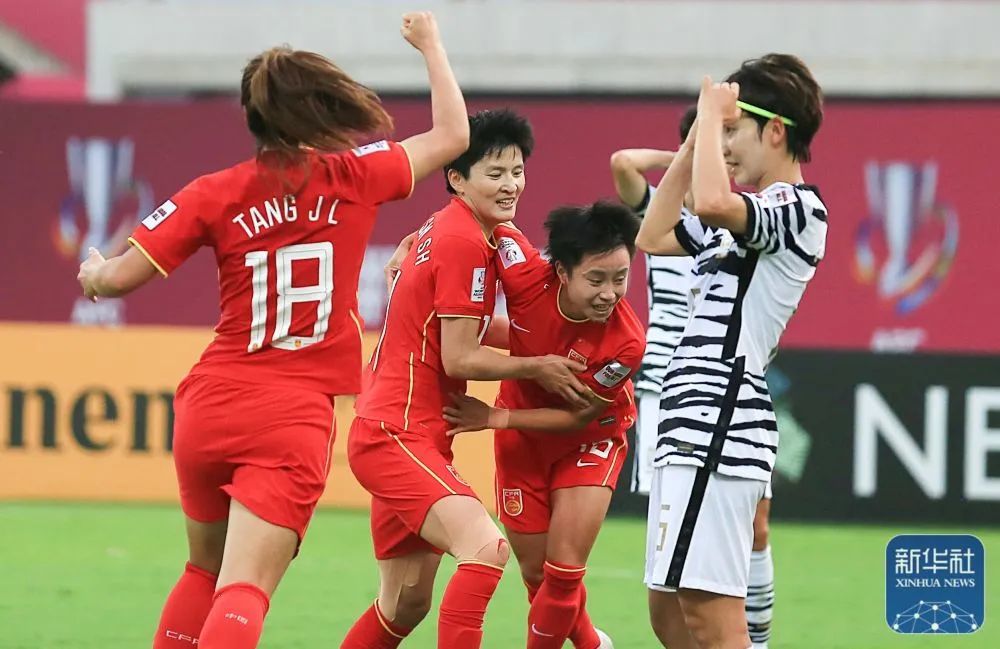 摄)已经荣获9次亚洲杯桂冠中国女足至今以3-2逆转韩国女足获得冠军!