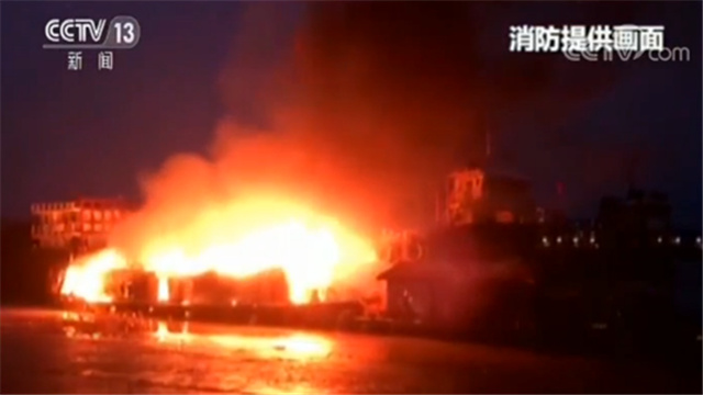 广州肇庆一轮船着火 船尾存放着油箱旁边还有4条船