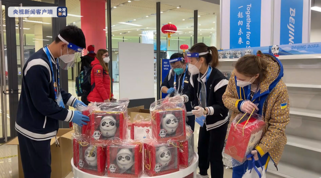冰墩墩成了大明星北京冬奥村里大受欢迎